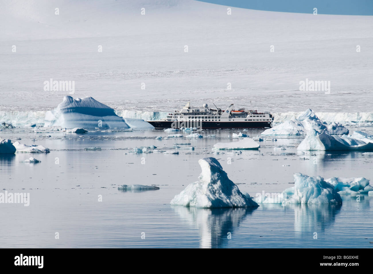 Tour de bateau dans la glace près de Brown Bluff, Péninsule Antarctique, l'Antarctique, régions polaires Banque D'Images