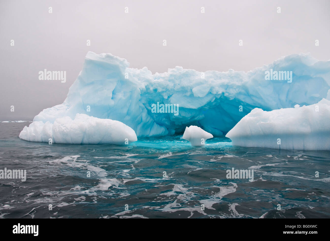 Iceberg, près de l'Île Yalour, Péninsule Antarctique, l'Antarctique, régions polaires Banque D'Images