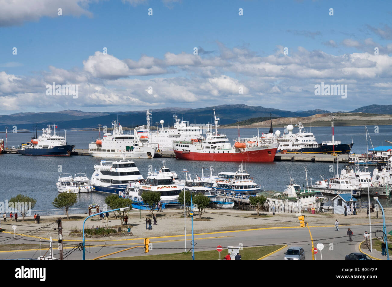 Les navires dans le port de ville la plus australe du monde, Ushuaia, Argentine, Amérique du Sud Banque D'Images