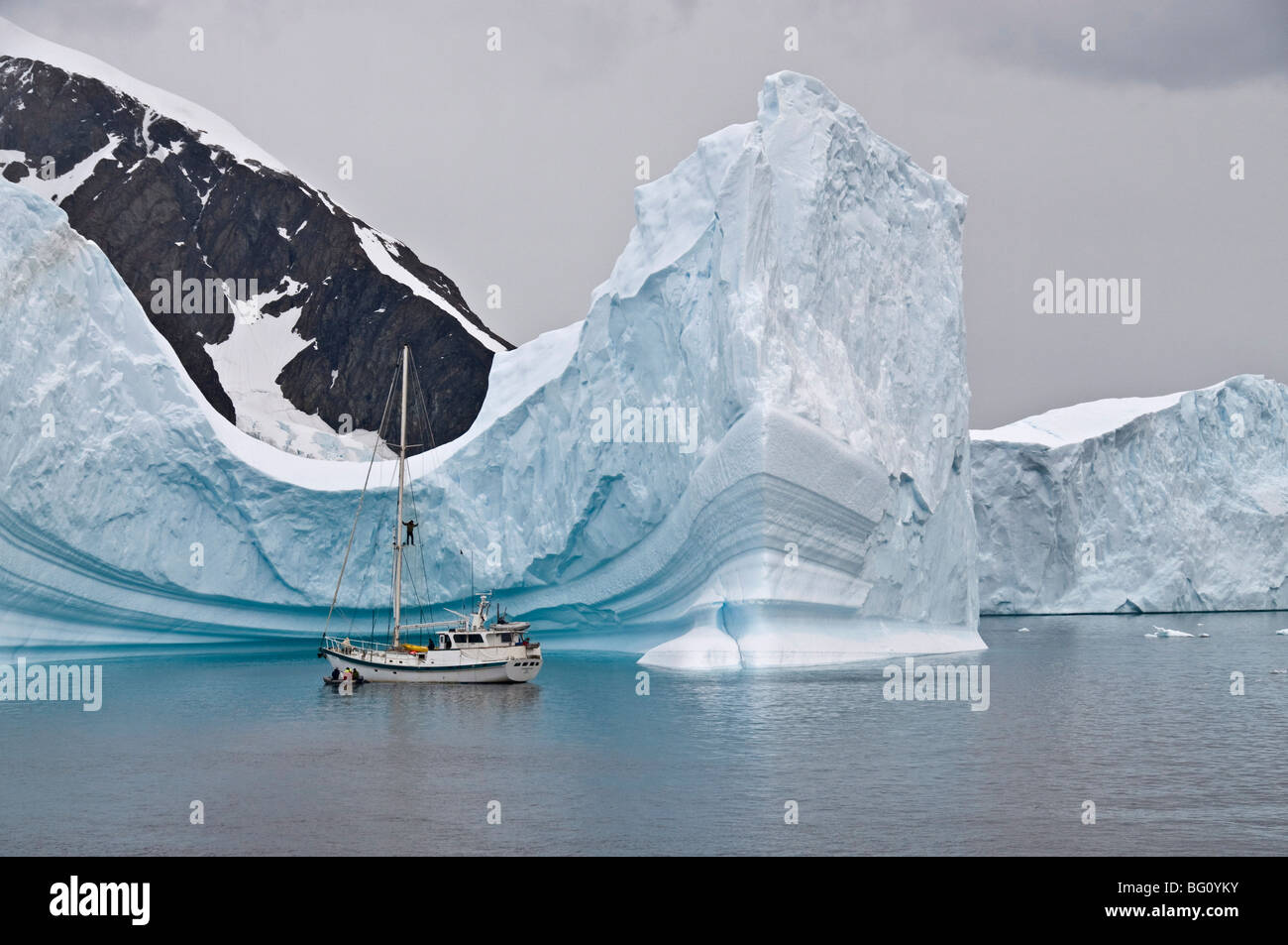 Yacht à voile et iceberg, Canal Errera, Péninsule Antarctique, l'Antarctique, régions polaires Banque D'Images