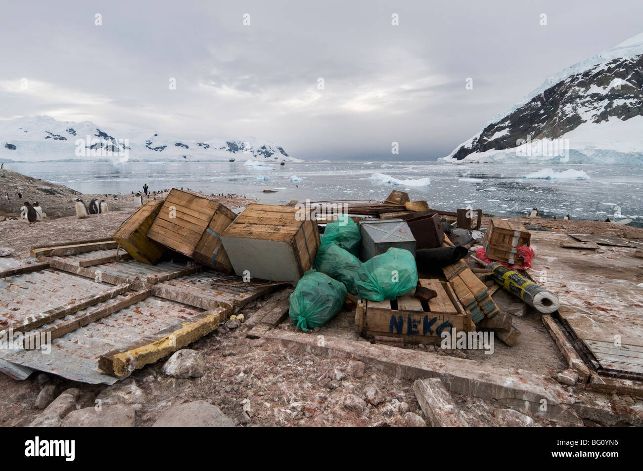 Demeure d'Argentine hut détruit par grands vents, Neko Harbour, péninsule Antarctique, l'Antarctique, régions polaires Banque D'Images