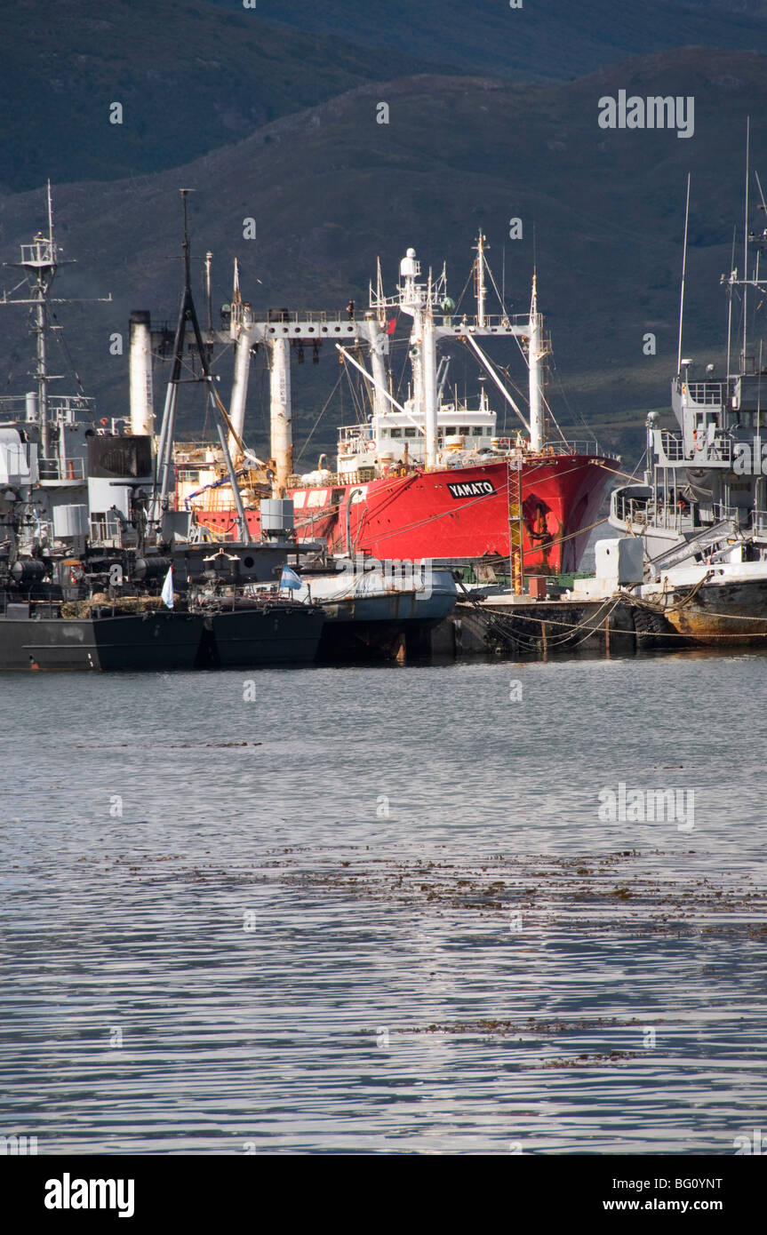 Les navires dans le port de ville la plus australe du monde, Ushuaia, Argentine, Amérique du Sud Banque D'Images