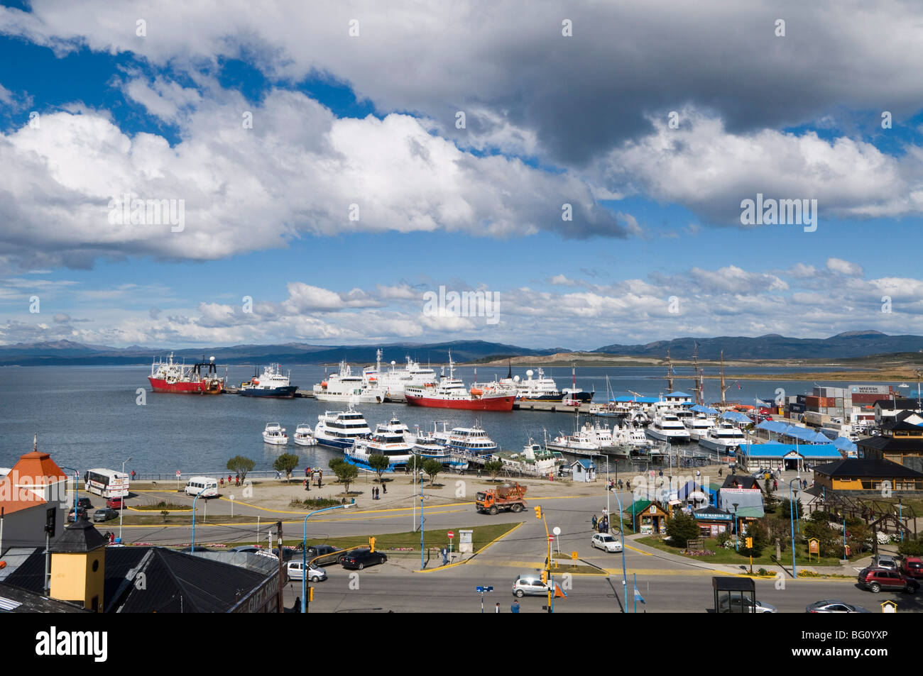 Les navires dans le port de ville la plus australe du monde, Ushuaia, Argentine, Amérique du Sud Banque D'Images