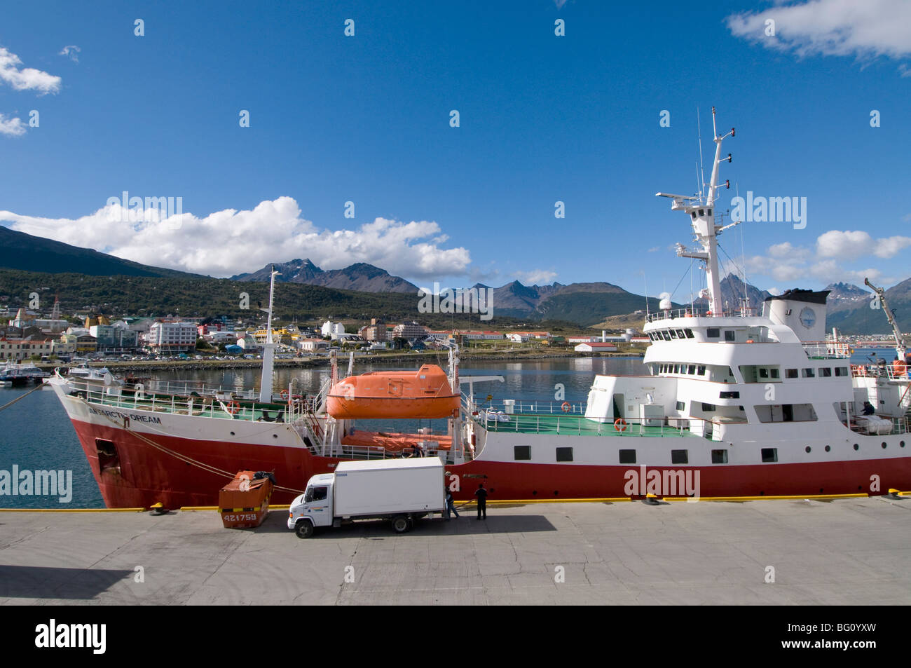 Les navires dans le port de ville la plus australe du monde, Ushuaia, Argentine, Amérique du Sud Banque D'Images