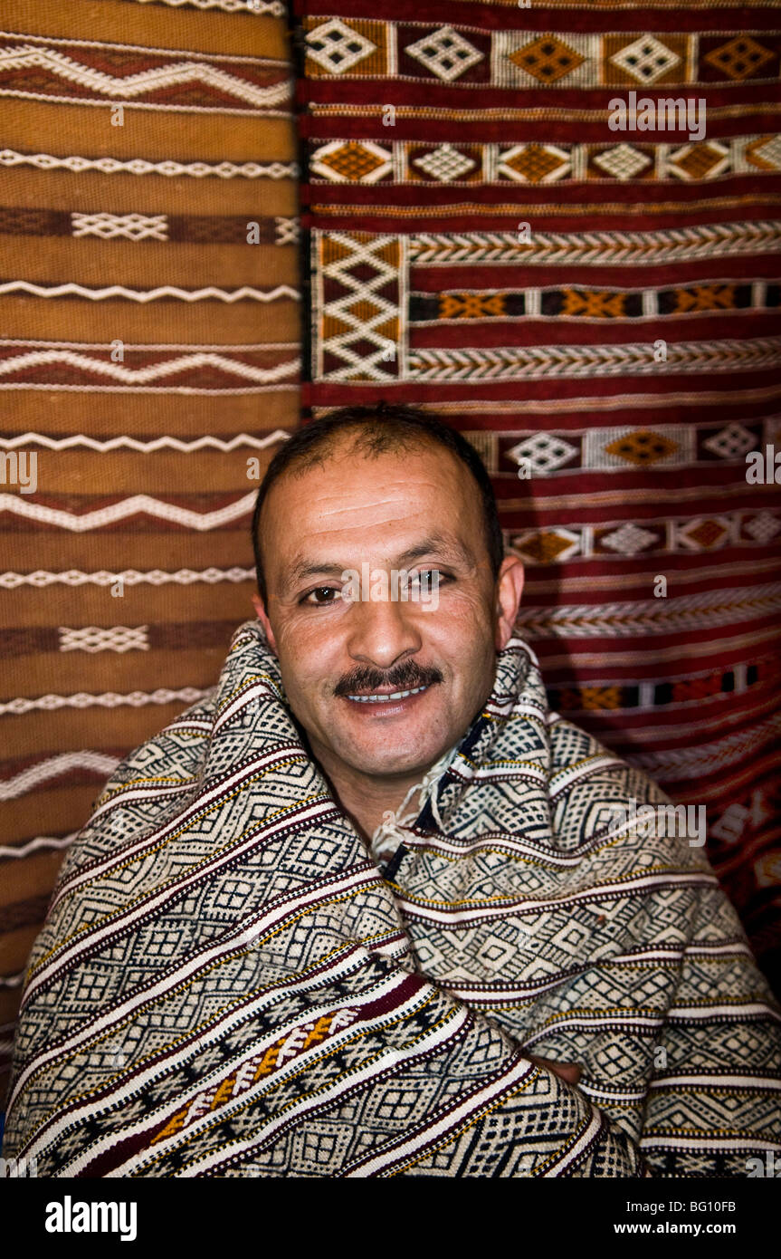 Portrait de l'homme tapis à Fes. Banque D'Images