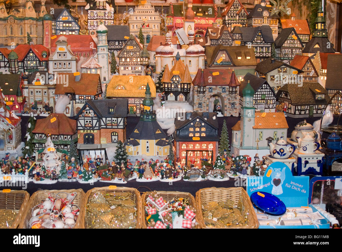 Maisons en céramique, Weihnachtsmarkt (Marché de Noël des enfants), Nuremberg, Bavière, Allemagne, Europe Banque D'Images