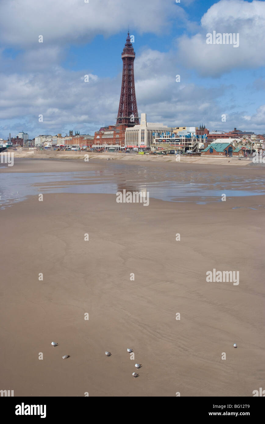 Donnant sur la plage et de la tour de Blackpool Central Pier, Blackpool, Lancashire, Angleterre, Royaume-Uni, Europe Banque D'Images
