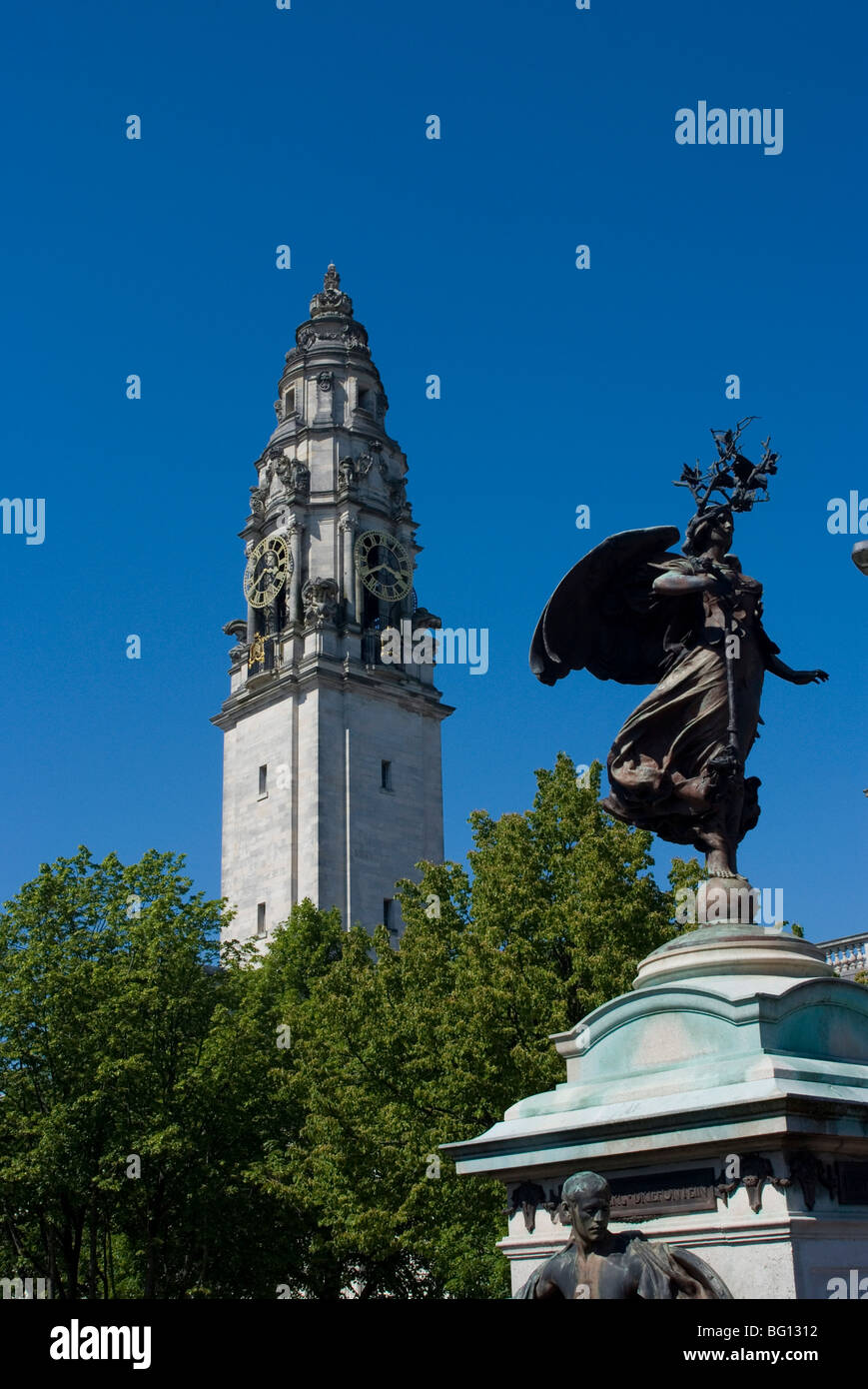 Tour de l'horloge et l'Afrique du War Memorial, Cardiff, Pays de Galles, Royaume-Uni, Europe Banque D'Images