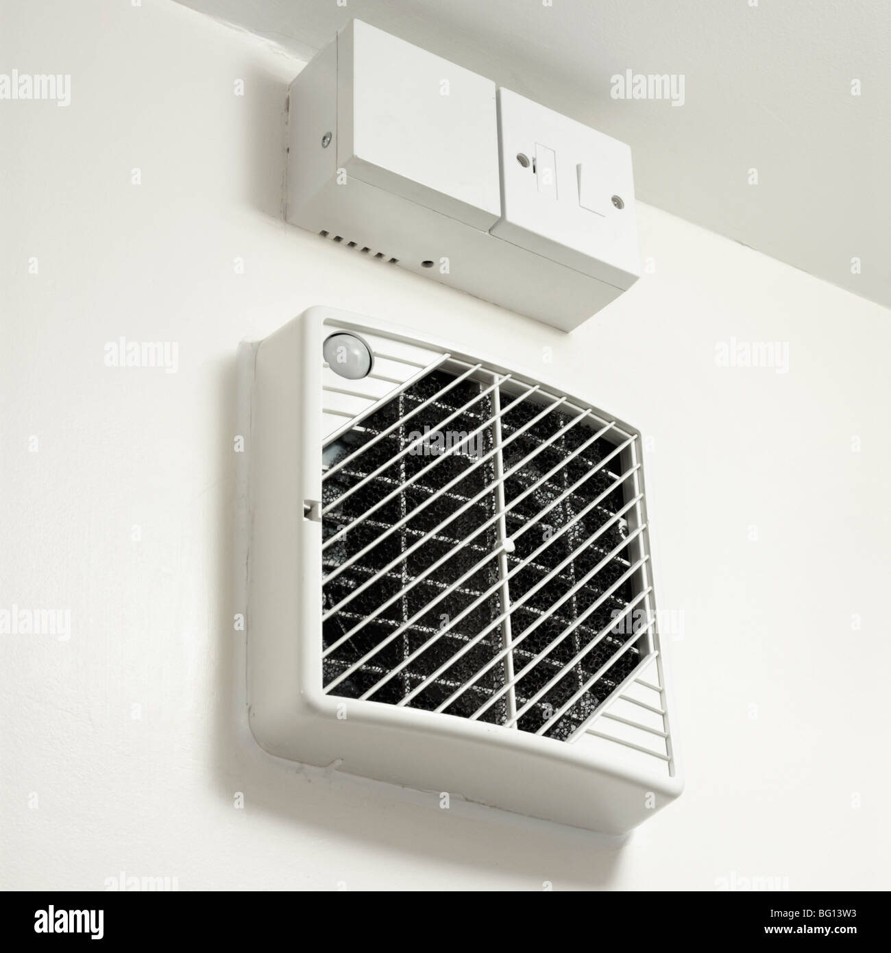 Unité de ventilation à récupération de chaleur dans la salle de bains de l'éco-maison. close up Banque D'Images