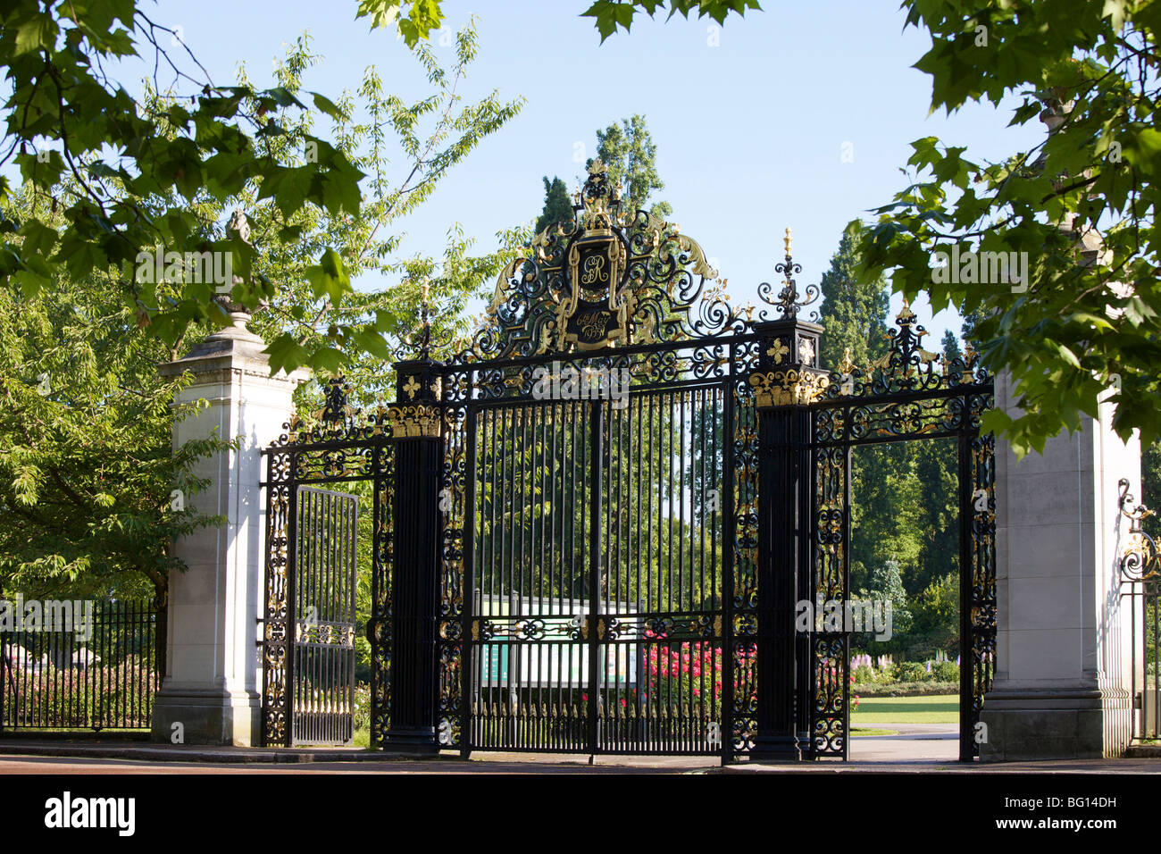 Queens Gate, Queen Mary's Gardens, Regents Park, Londres, Angleterre, Royaume-Uni, Europe Banque D'Images