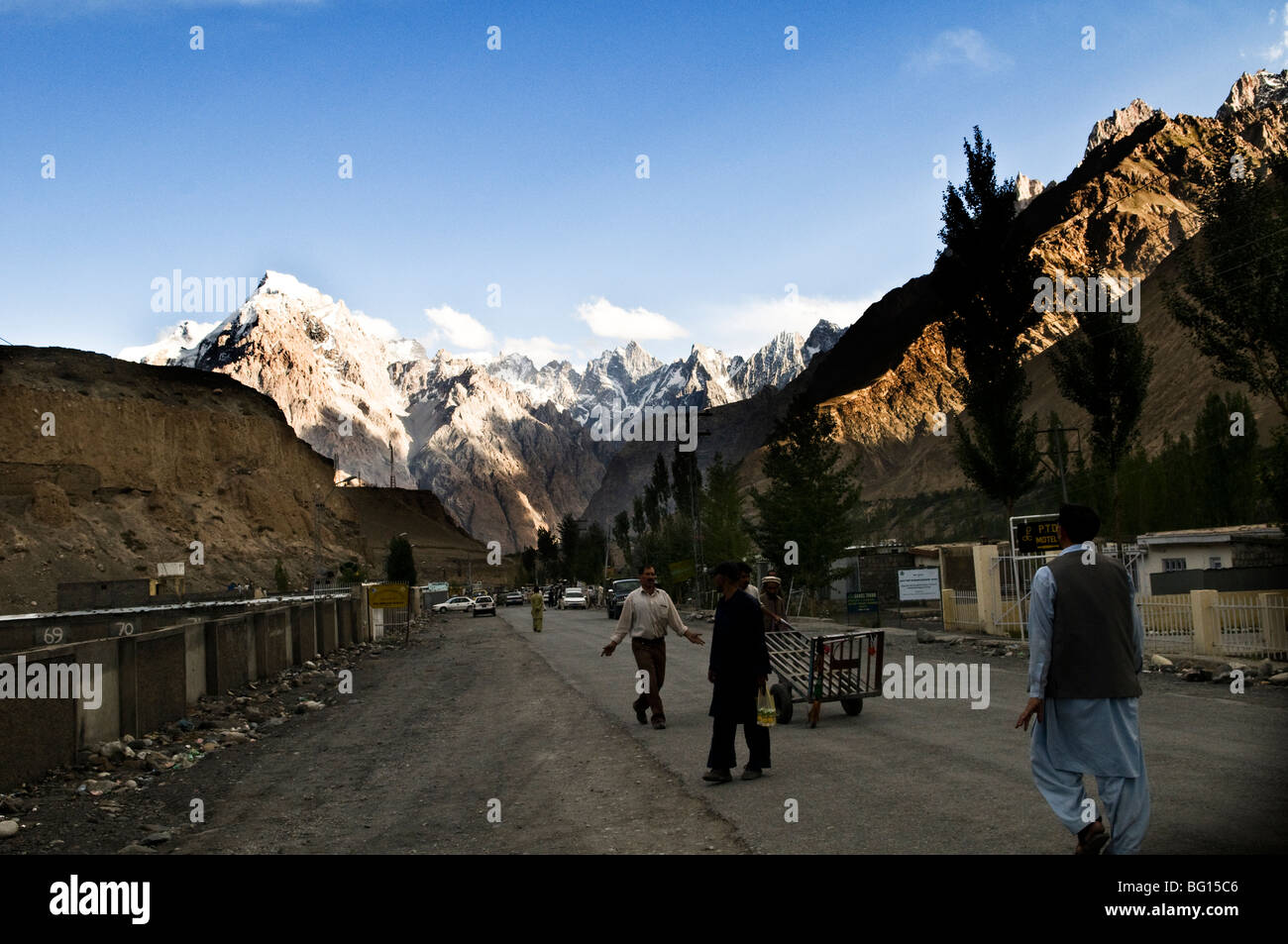 Première promenade sur la frontière officielle de sust au Pakistan. Banque D'Images