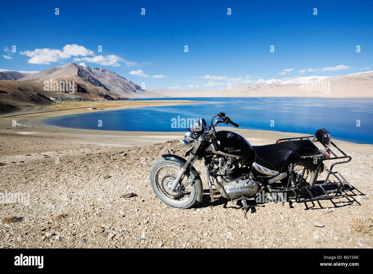 Moto Royal Enfield près du lac Tsomoriri en Himalaya, Ladakh, Inde. Banque D'Images