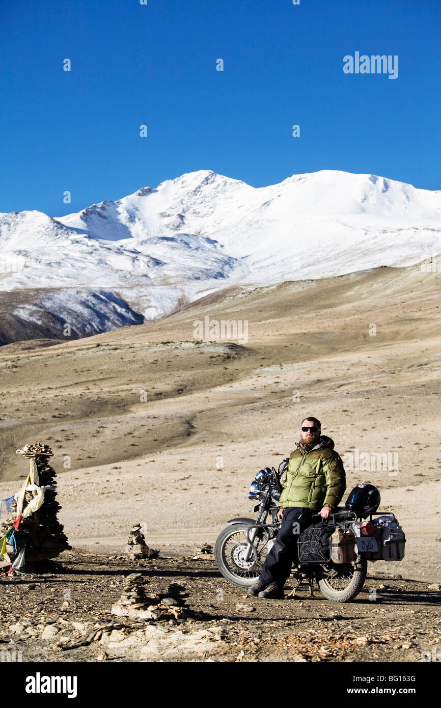 Western motorbiker fabriqués en Inde avec sa moto Royal Enfield dans l'himalaya, le Ladakh, Inde. Banque D'Images