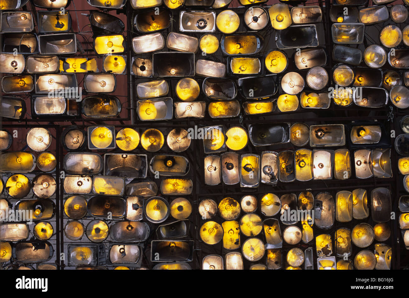 Affichage des phares, des phares, des lampes, des ampoules ou des feux de la vieille voiture allumés Banque D'Images