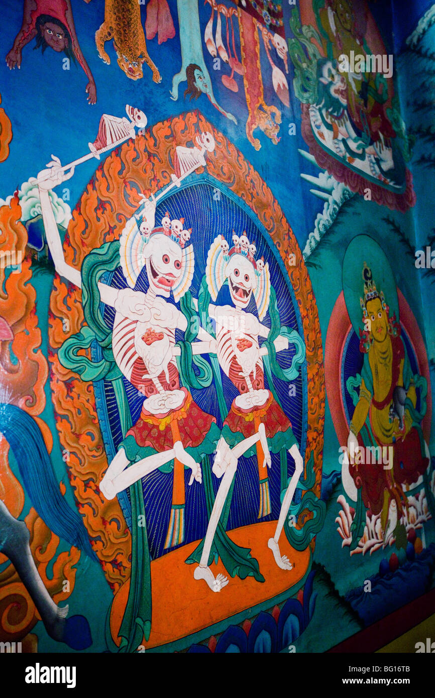 Peintures bouddhiste tibétain sur un mur du monastère de Chemrey, Ladakh, Inde. Banque D'Images