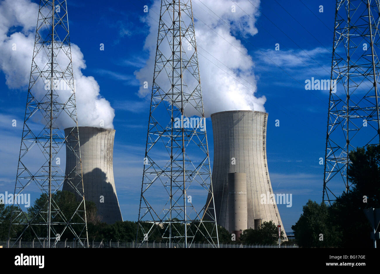 Tours de refroidissement et électricité Pylons de la centrale nucléaire de Tricastin, ou centrale nucléaire, Rhône Valley, France Banque D'Images