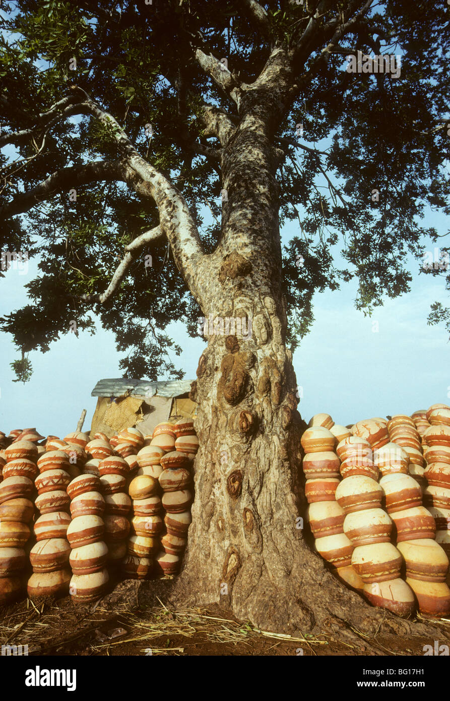 La poterie de l'Afrique de l'Ouest stockés près du marché de Mopti, au Mali, à l'Ouest Afria Banque D'Images
