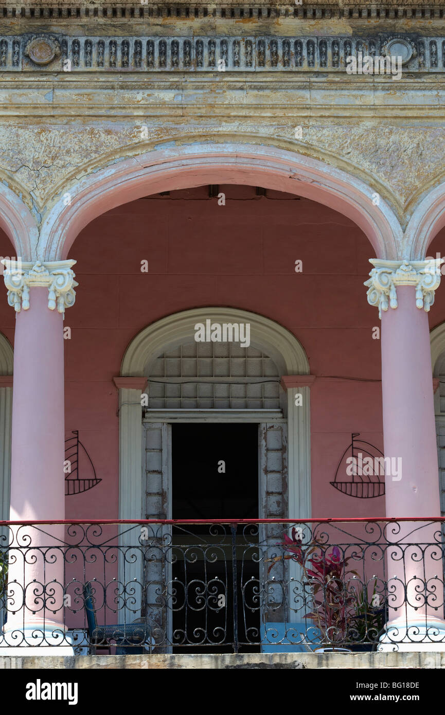 Balcon orné de vieille maison dans le Paseo del Prado, la vieille Havane, Cuba, Antilles, Amérique Centrale Banque D'Images