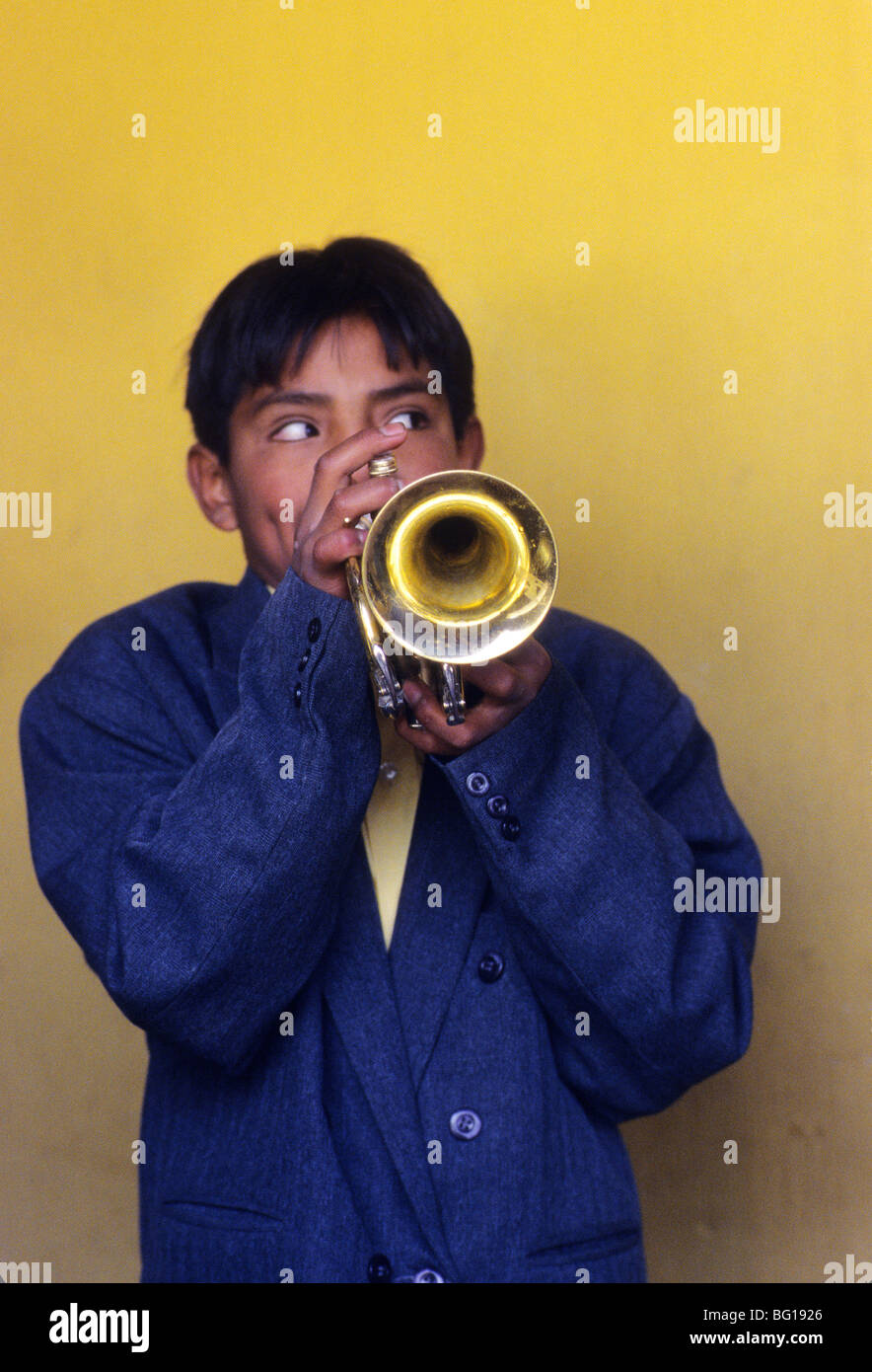 Un jeune trompettiste, Zunil, Guatemala Banque D'Images