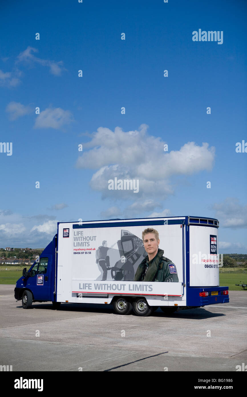 Stand de recrutement mobile de la Royal Navy britannique à l'aéroport de Shoreham. Sussex, Angleterre Banque D'Images