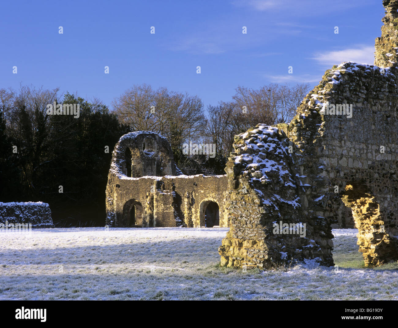 Farnham, Surrey, Angleterre, RU 12e siècle l'ABBAYE DE WAVERLEY dans la neige. Abbaye cistercienne ruines, le premier en Angleterre Banque D'Images