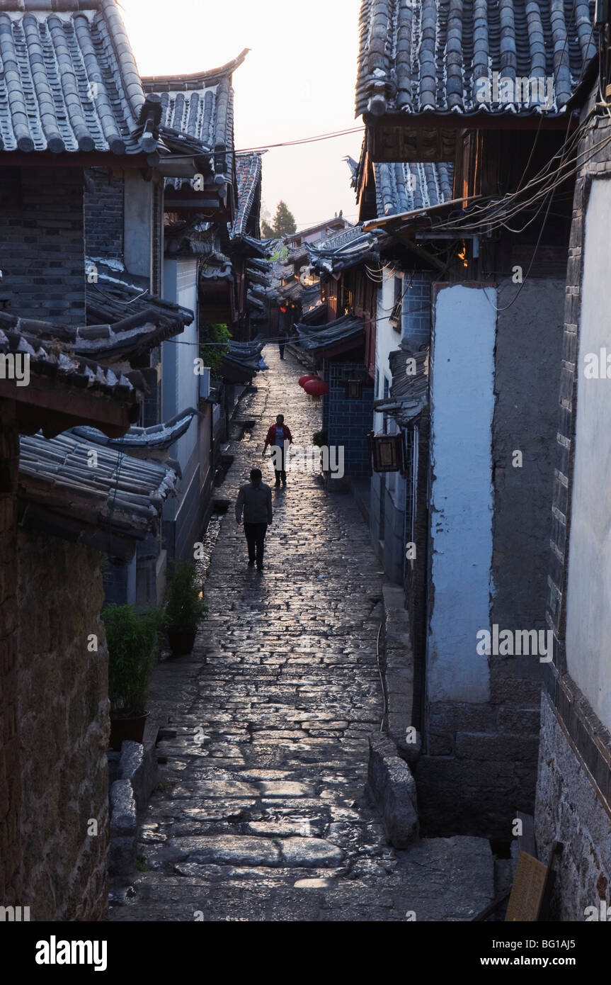 Rues pavées de la vieille ville de Lijiang, Site du patrimoine mondial de l'UNESCO, la Province du Yunnan, Chine, Asie Banque D'Images