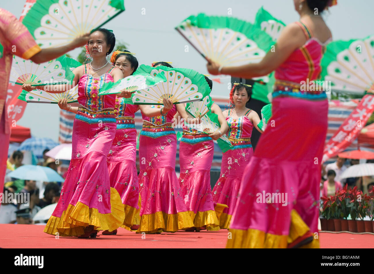 Danseurs pour célébrer le Festival de projections d'eau dans la ville de Jinghong, Xishuangbanna, province du Yunnan, Chine, Asie Banque D'Images