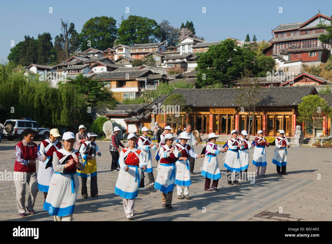 La danse des femmes Naxi à Lijiang Vieille Ville, site du patrimoine mondial de l'UNESCO, la Province du Yunnan, Chine, Asie Banque D'Images