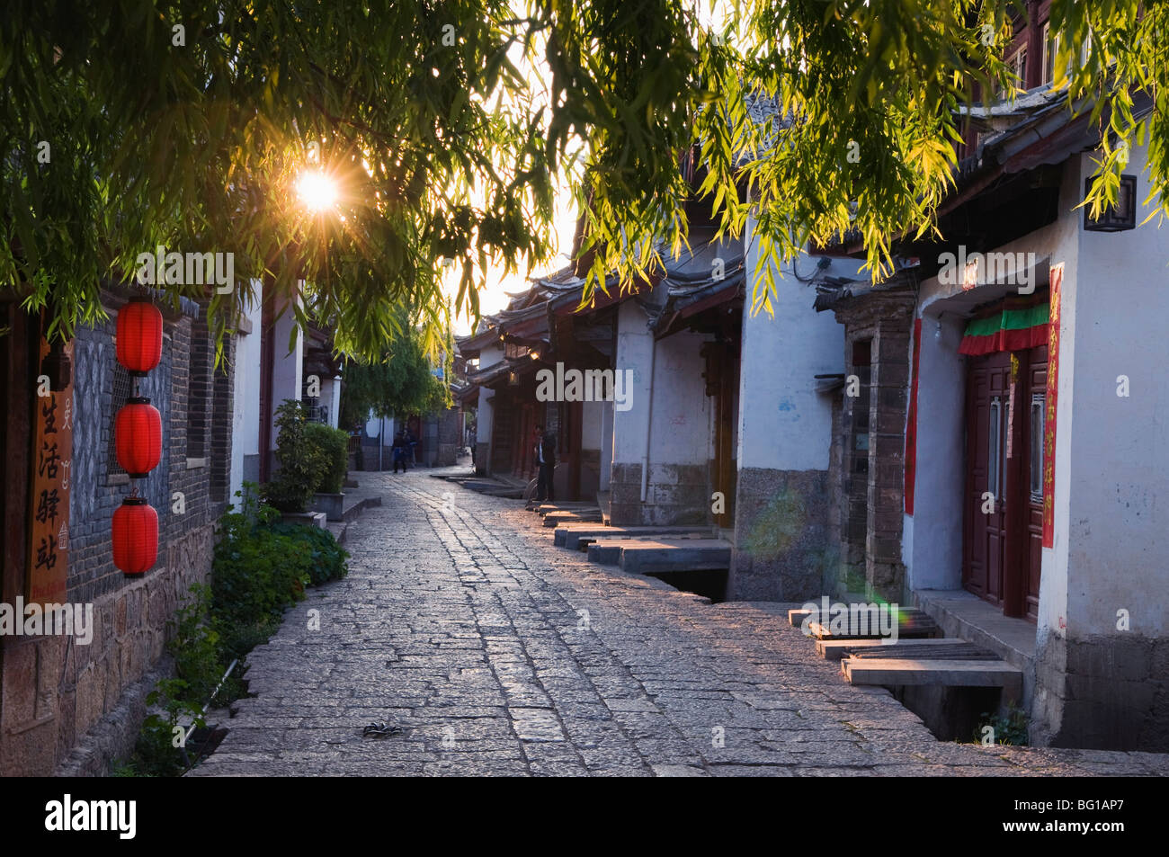 Lever du soleil sur l'une des rues pavées de la vieille ville de Lijiang, Site du patrimoine mondial de l'UNESCO, la Province du Yunnan, Chine, Asie Banque D'Images