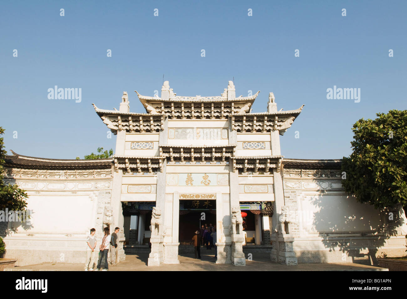 La porte de Temple 458 Middle longpan dans la vieille ville de Lijiang, Site du patrimoine mondial de l'UNESCO, la Province du Yunnan, Chine, Asie Banque D'Images