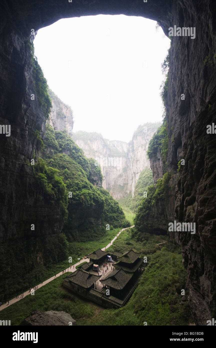 La construction du Temple à Wulong rocher naturel Ponts, Site du patrimoine mondial de l'UNESCO, la municipalité de Chongqing, Chine, Asie Banque D'Images