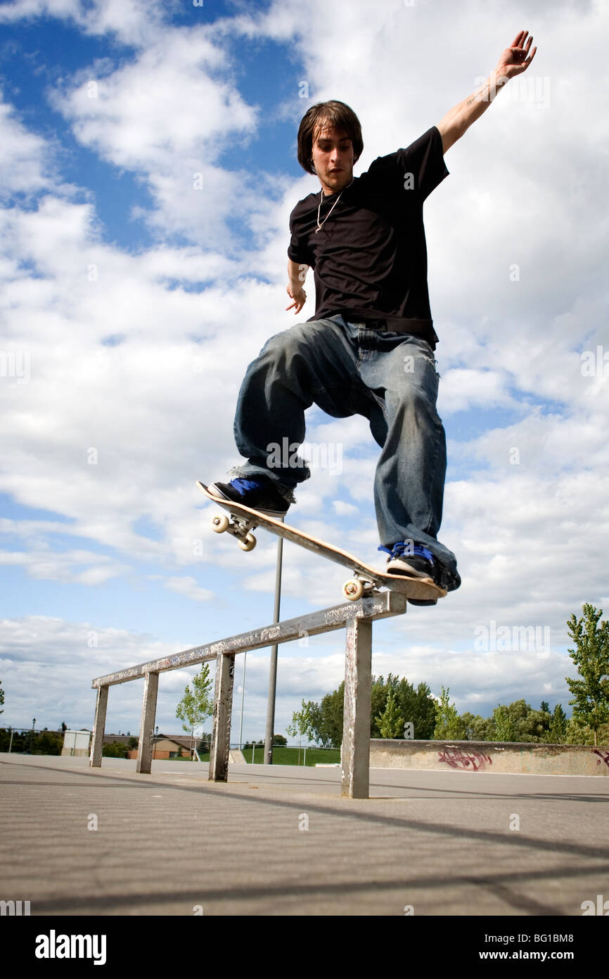 Скейт прыжок. На рельсах стоит платформа скейтбордист прыгает. Тони хоук на скейте. Скейтборд. Скейтбордист прыгает на стоящую на рельсах платформу со скоростью v.