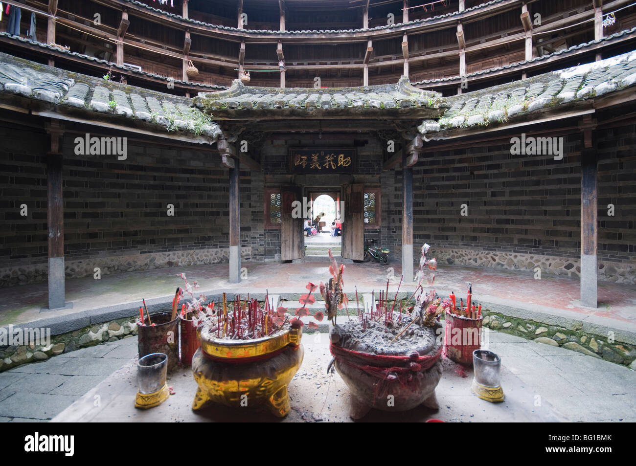 Un lieu de culte dans un bâtiment de terre ronde Tulou Hakka, Site du patrimoine mondial de l'UNESCO, la province de Fujian, Chine, Asie Banque D'Images