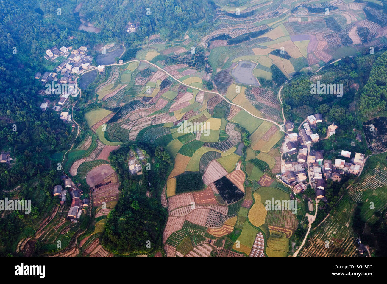 Vue aérienne d'un ballon à air chaud de rizières et de villages dans la région de Yangshuo, près de Guilin, Guangxi Province, China, Asia Banque D'Images