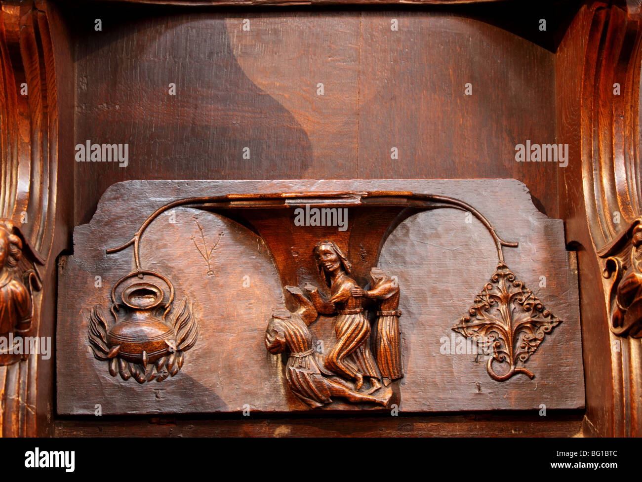 On trouve dans l'église St Laurence dans Ludlow,ce beau siège repliable en chêne anglais se trouve dans les stalles du Chœur. Banque D'Images