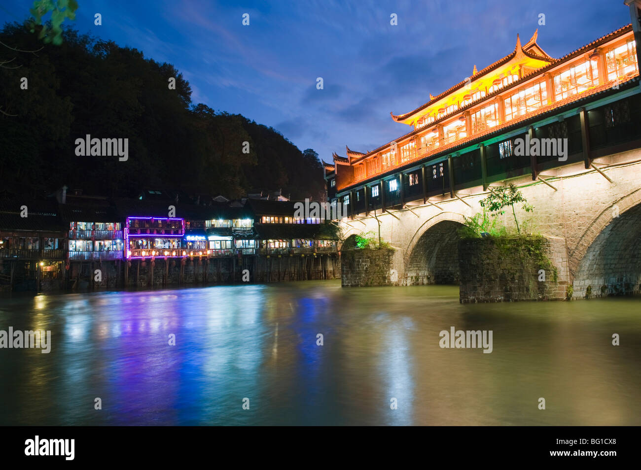 Vent et pluie bridge illuminé la nuit, Fenghuang, Province du Hunan, Chine, Asie Banque D'Images