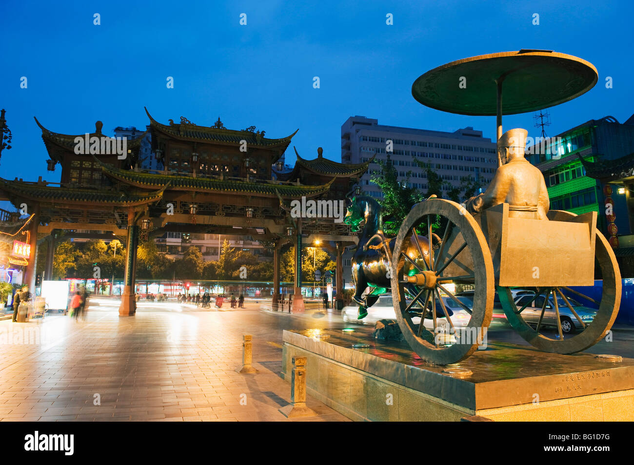 La rue Qintai,statue et porte Chinoise, Chengdu, province du Sichuan, Chine, Asie Banque D'Images