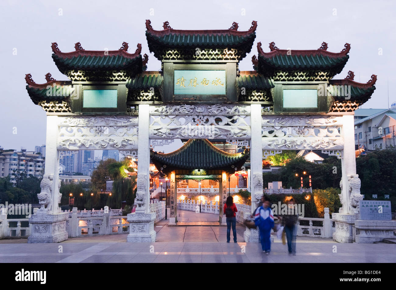 Un style Chinois gate allumé dans la ville de Guiyang, province de Guizhou, Chine, Asie Banque D'Images