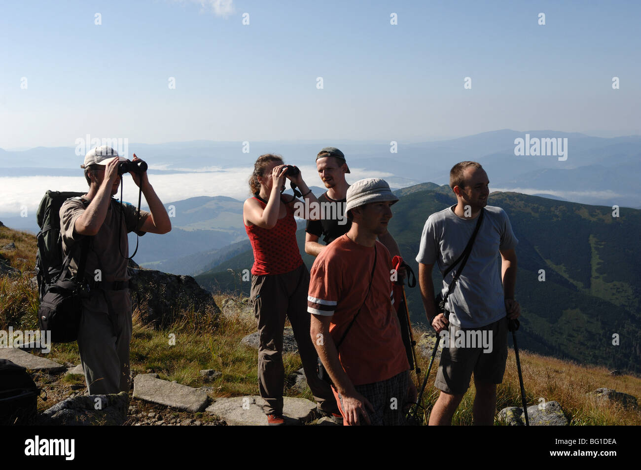 Les promeneurs sur la montagne Dumbier le point le plus élevé dans les Bas Tatras Slovaquie arrêter pour regarder les marmottes Banque D'Images