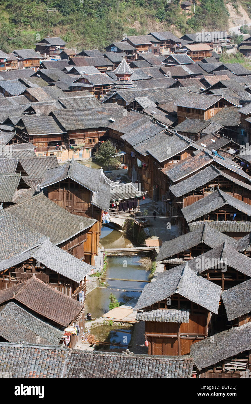 Maisons en bois traditionnelles dans Zhaoxing village ethnique Dong, province de Guizhou, Chine, Asie Banque D'Images