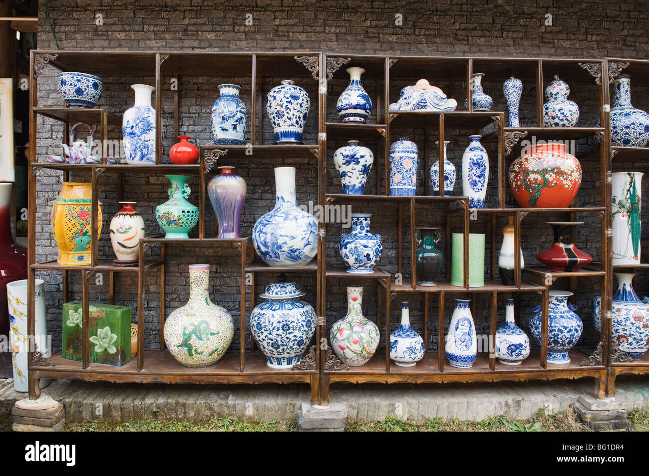 Un écran de vases Qing et Ming à l'usine de poterie ancienne, Jingdezhen city, province de Jiangxi, Chine, Asie Banque D'Images