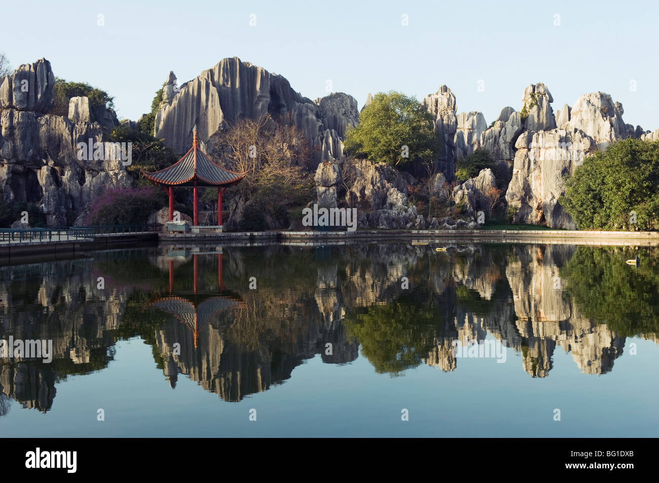 Reflet des paysages karstiques à Shilin Stone Forest, Site du patrimoine mondial de l'UNESCO, la Province du Yunnan, Chine, Asie Banque D'Images
