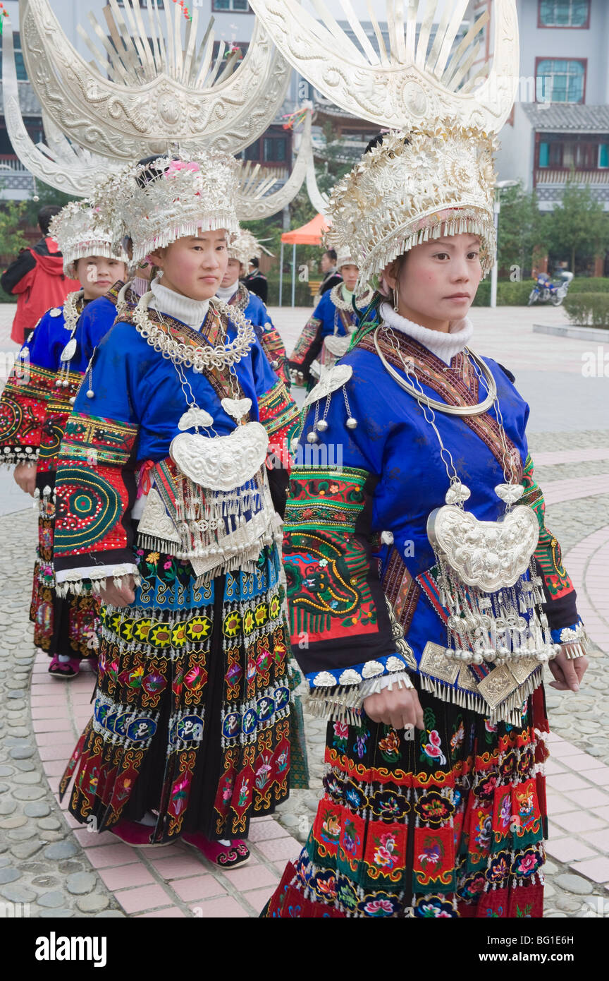 Des vêtements traditionnels portés à un festival du Nouvel An Miao de Leishan, province de Guizhou, Chine, Asie Banque D'Images