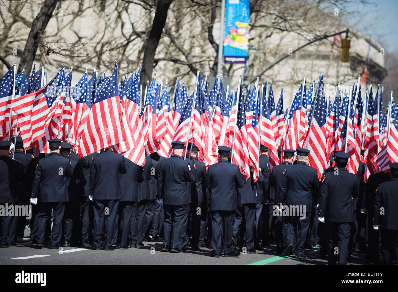 L'exercice de la police, des drapeaux américains fête la St Patrick sur la 5e Avenue, Manhattan, New York City, New York, USA Banque D'Images
