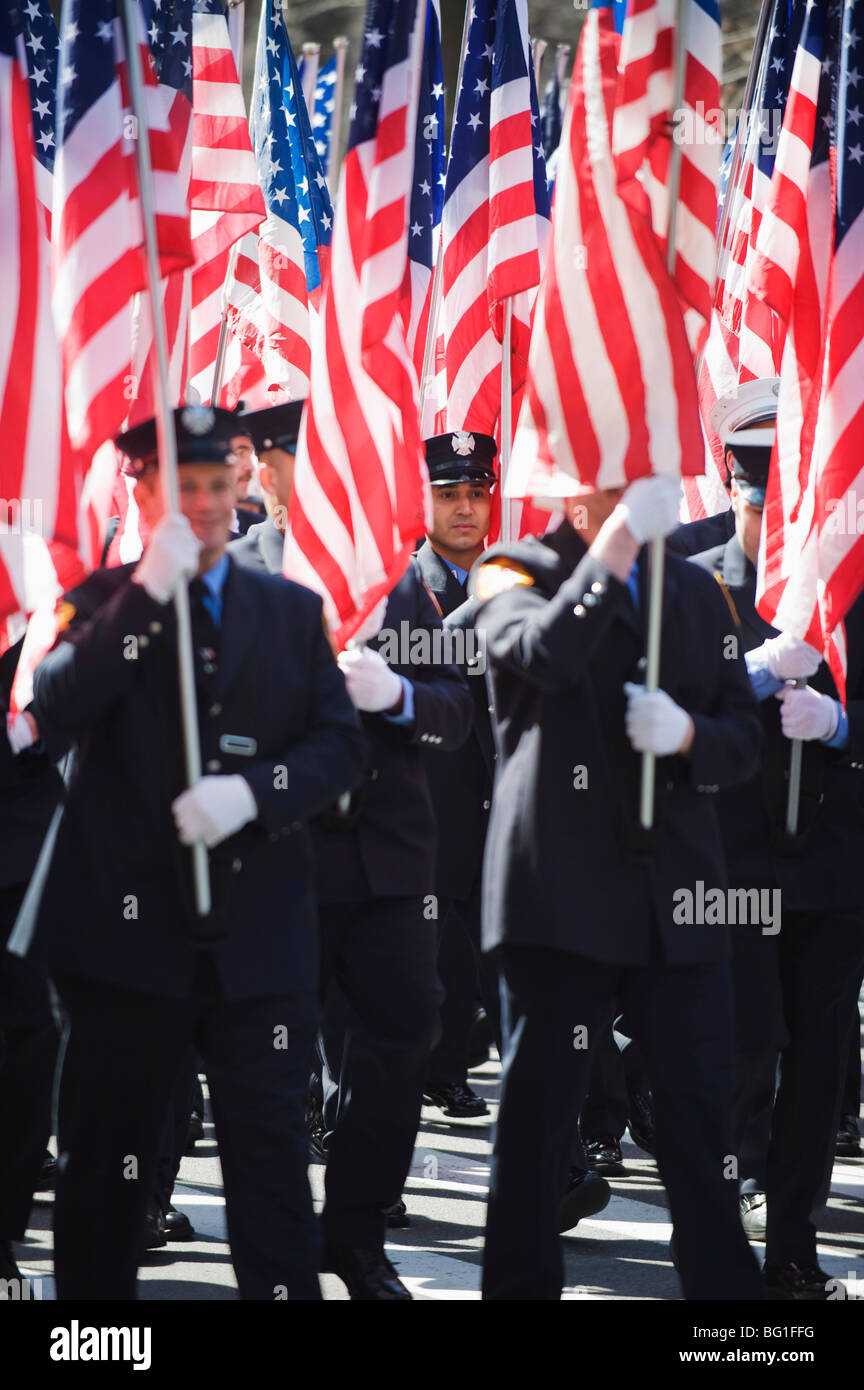 L'exercice de la police, des drapeaux américains fête la St Patrick en face de la 5ème Avenue, Manhattan, New York City, New York, USA Banque D'Images