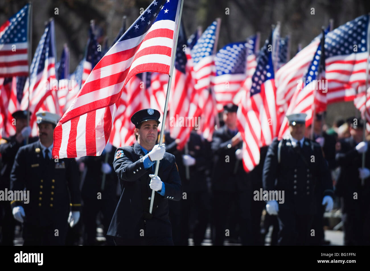 L'exercice de la police, des drapeaux américains fête la St Patrick en face de la 5ème Avenue, Manhattan, New York City, New York, USA Banque D'Images