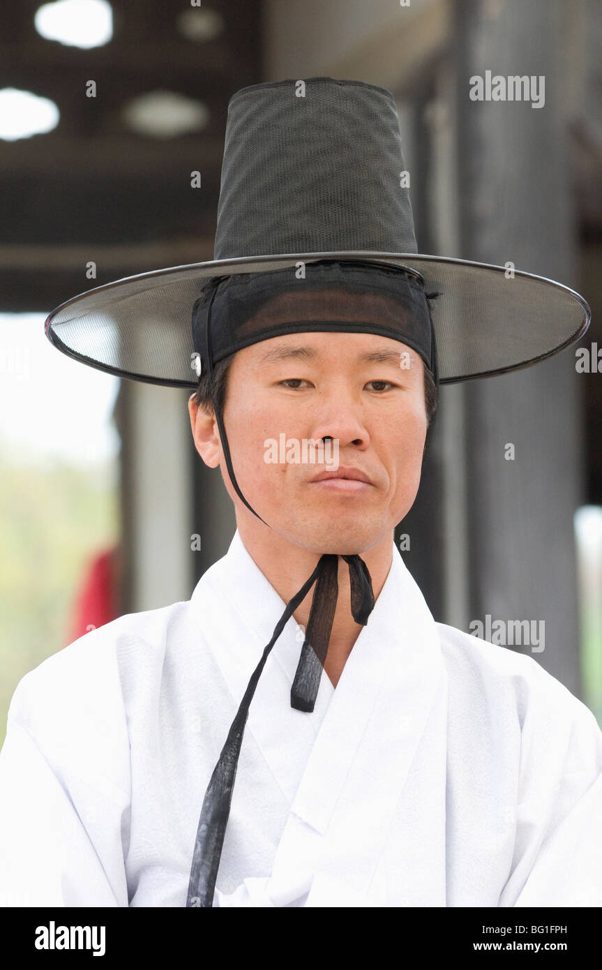 Le coreen homme habille en robe de mariage traditionnel au village folklorique coreen Coree Asie Photo Stock Alamy