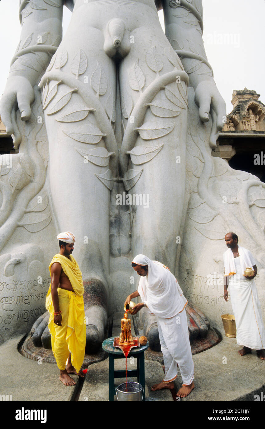 Ce 17 mètres de haut statue de Lord Bahubali est le plus haut du monde statue monolithique. Il est situé dans la région de Shravanabelagola, l'Inde, l'un des centres de pèlerinage Jain le plus sacré dans l'état de l'Inde. Carataka Jain dévots adorent à la base de la statue Banque D'Images