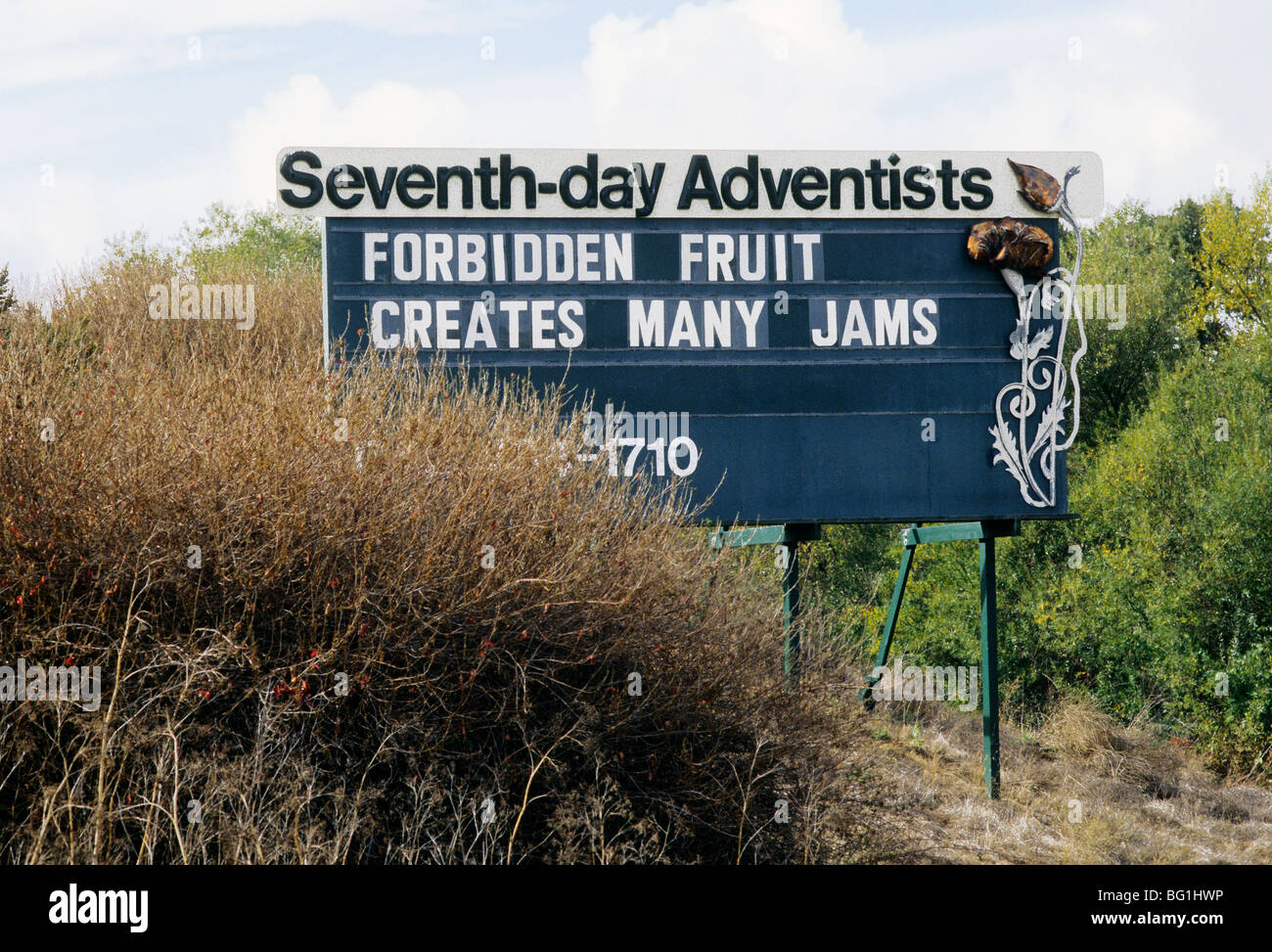 Un petit panneau d'Adventistes du Septième jour juste à côté de l'autoroute 101 près de Paso Robles, Californie Banque D'Images