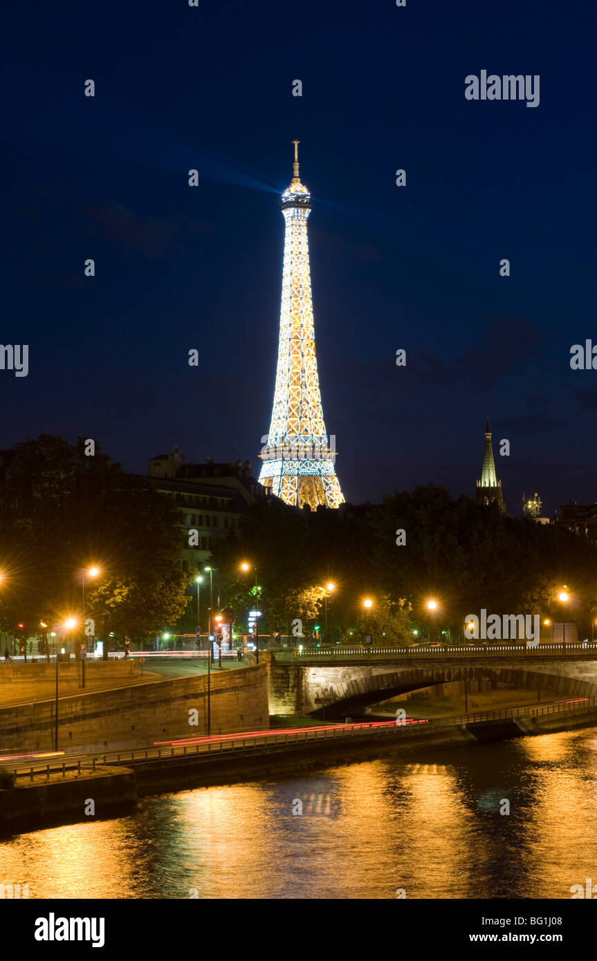 À la tombée de la Tour Eiffel, Paris, France, Europe Banque D'Images